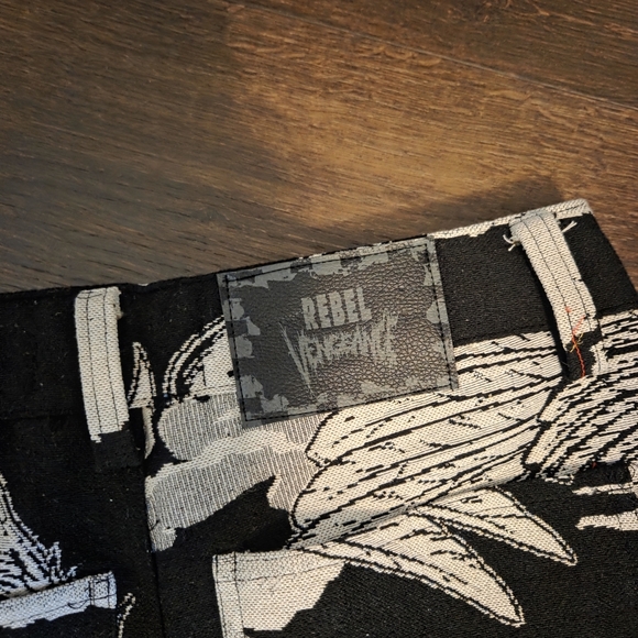 NWT Rebel Skulls w/Wings Thick Tapestry 5-Pkt Clay & Black Fringed Shorts. Goth - Picture 5 of 7